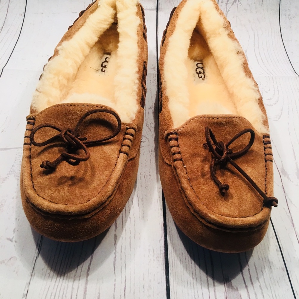 Ugg Dakota mocassins slipper shoes size 7